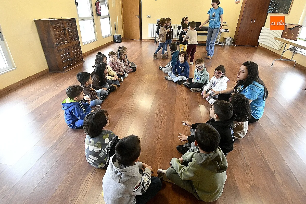 Niños y niñas participan en el programa “Navidades en la Biblio”