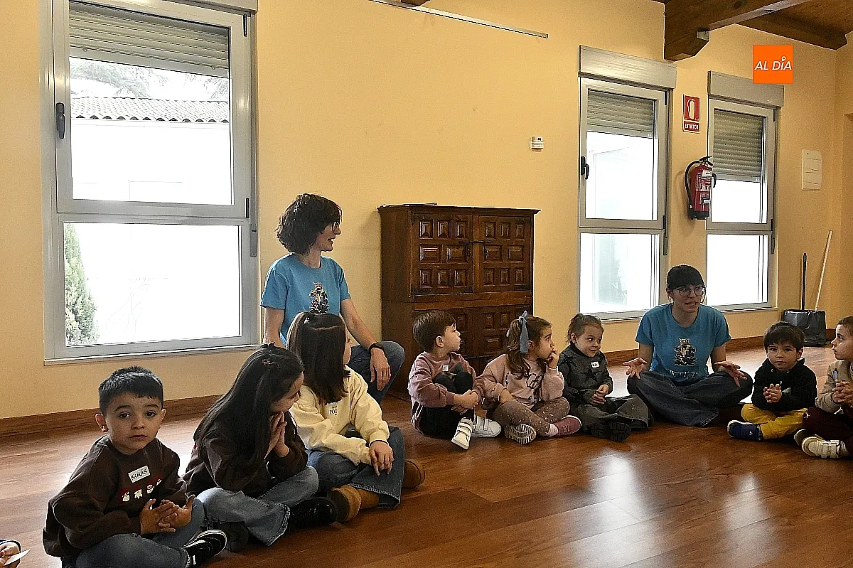 Niños y niñas participan en el programa “Navidades en la Biblio”