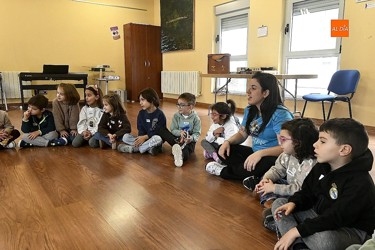 Niños y niñas participan en el programa “Navidades en la Biblio”
