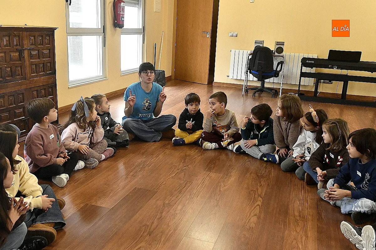 Niños y niñas participan en el programa “Navidades en la Biblio”