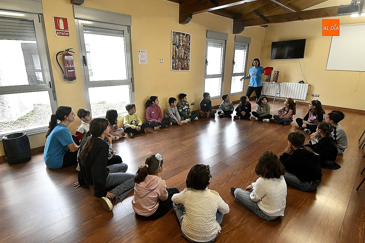 Niños y niñas participan en el programa “Navidades en la Biblio”