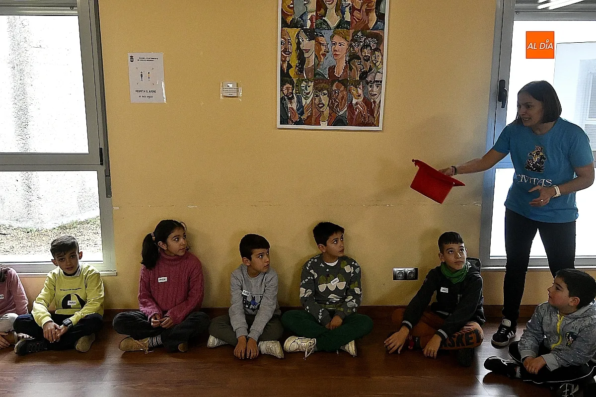 Niños y niñas participan en el programa “Navidades en la Biblio”