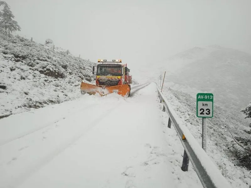 Nieve en Salamanca: una carretera cortada y 3 con cadenas