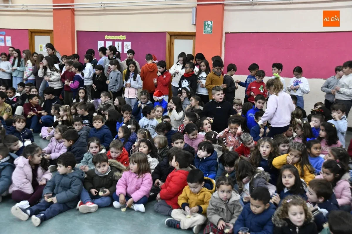 El CEIP Miróbriga adelanta la Nochevieja y recibe al 2026 con doce palomitas