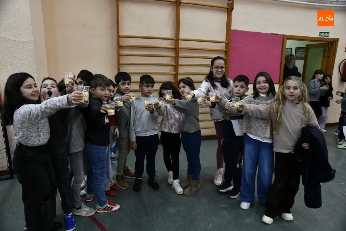 El CEIP Miróbriga adelanta la Nochevieja y recibe al 2026 con doce palomitas
