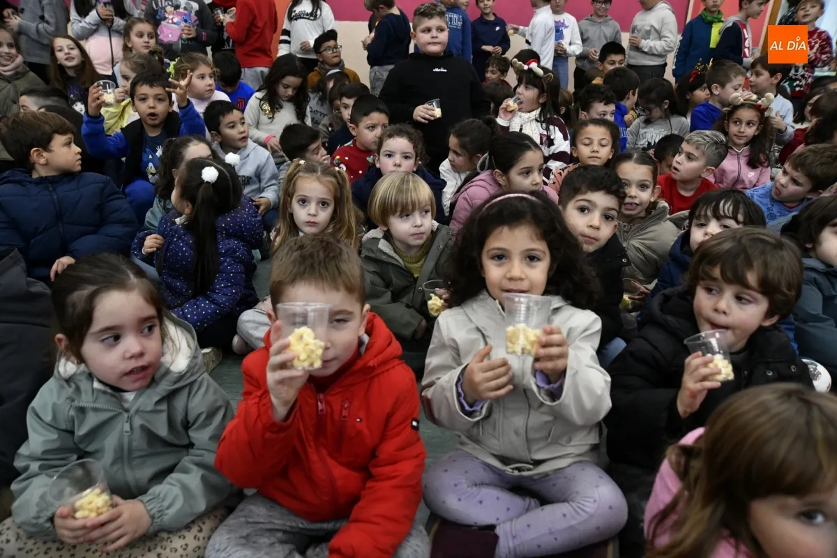 El CEIP Miróbriga adelanta la Nochevieja y recibe al 2026 con doce palomitas
