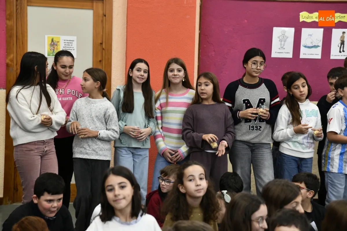 El CEIP Miróbriga adelanta la Nochevieja y recibe al 2026 con doce palomitas