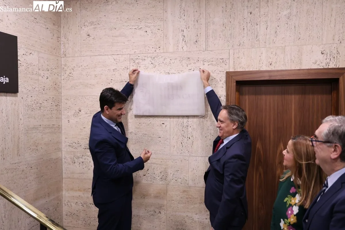 Salamanca rinde homenaje a Carmen Martín Gaite con una placa en su casa natal de la plaza de los Bandos. Foto de David Sañudo
