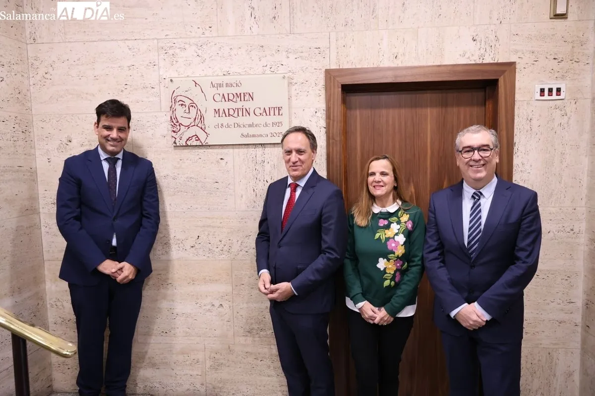 Salamanca rinde homenaje a Carmen Martín Gaite con una placa en su casa natal de la plaza de los Bandos. Foto de David Sañudo