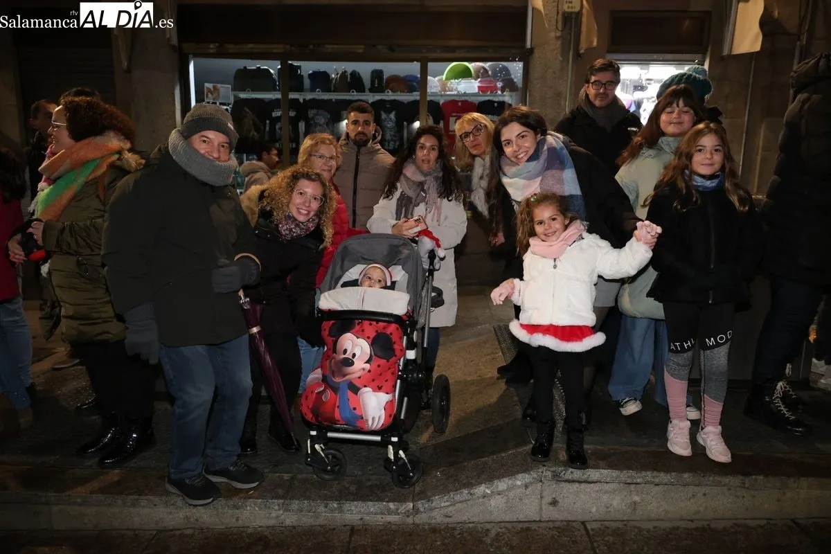 La ilusión de la Cabalgaza de Papá Noel vence al frío en las calles de Salamanca | FOTOS: David Sañudo 