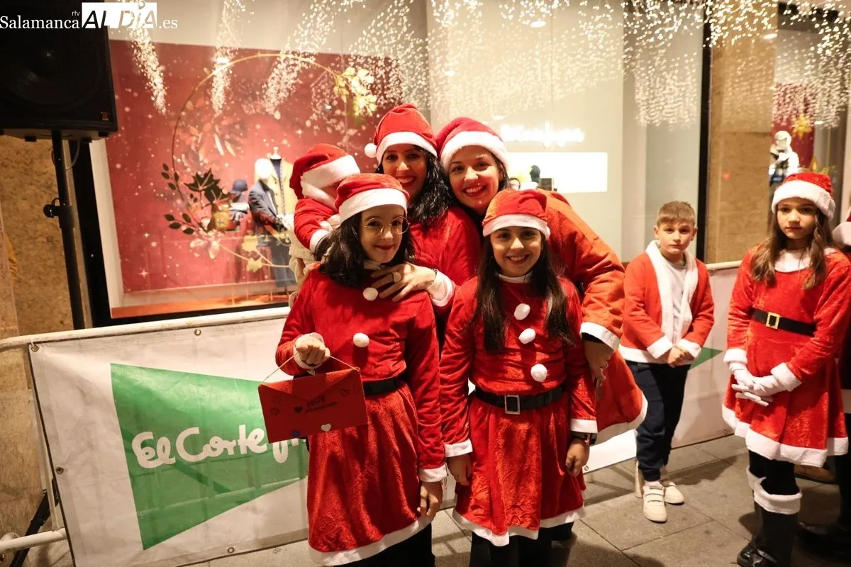 Papá Noel llega a El Corte Inglés de Salamanca para recoger las cartas de los más pequeños | FOTOS: David Sañudo 