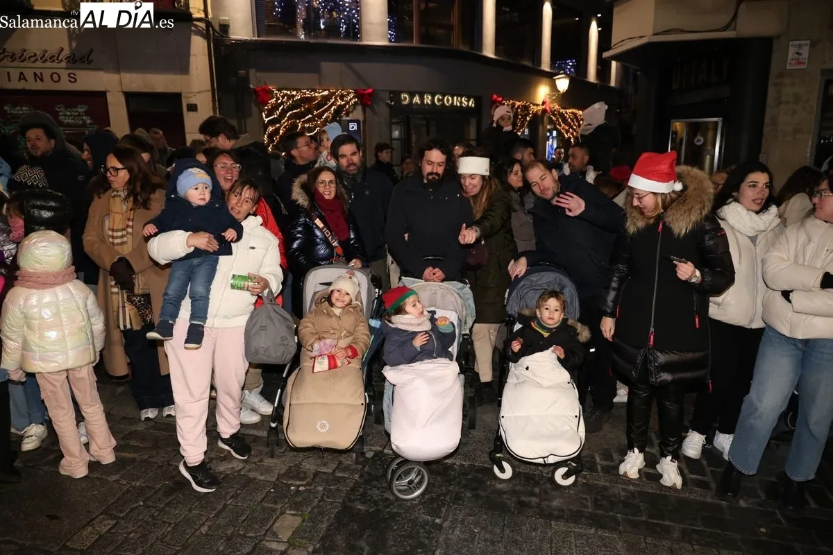 La ilusión de la Cabalgaza de Papá Noel vence al frío en las calles de Salamanca | FOTOS: David Sañudo 