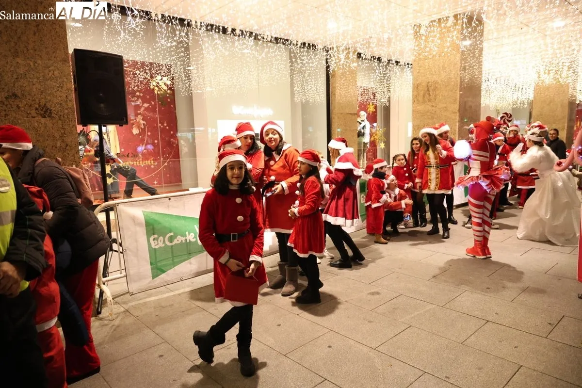 Papá Noel llega a El Corte Inglés de Salamanca para recoger las cartas de los más pequeños | FOTOS: David Sañudo 