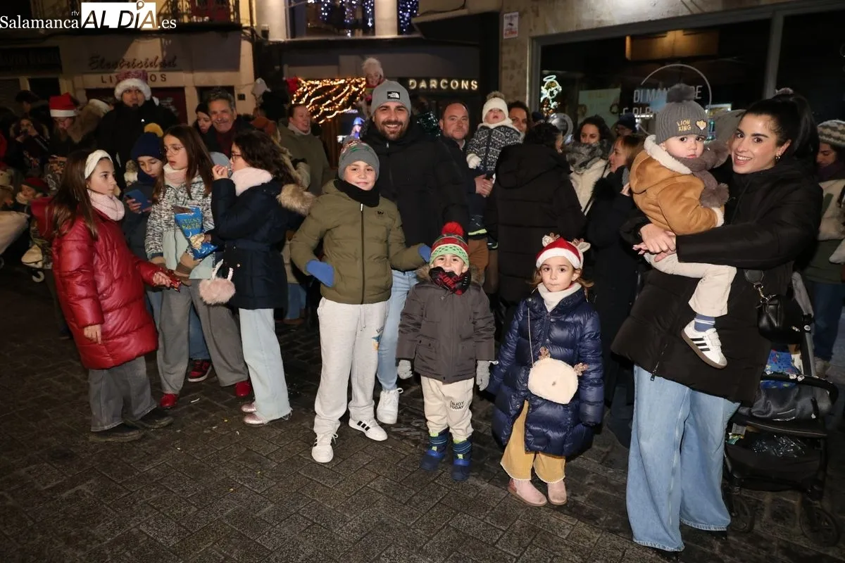 La ilusión de la Cabalgaza de Papá Noel vence al frío en las calles de Salamanca | FOTOS: David Sañudo 