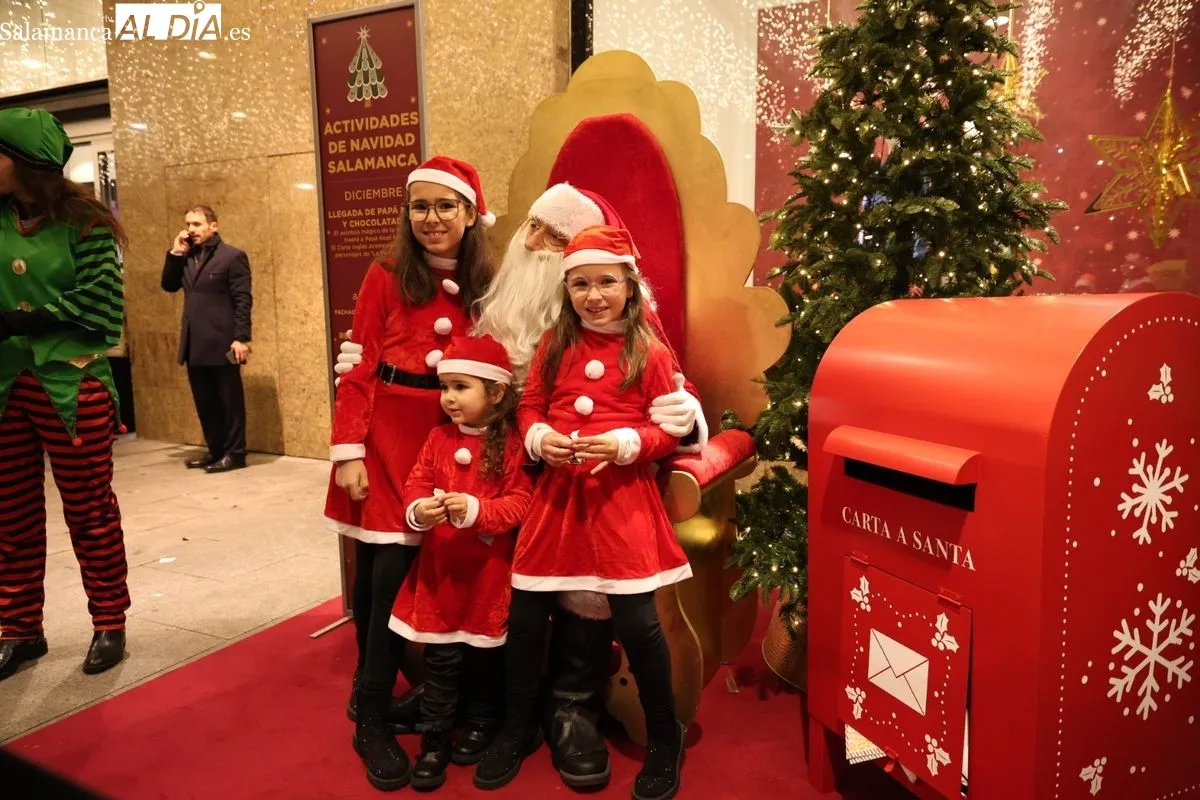 Papá Noel llega a El Corte Inglés de Salamanca para recoger las cartas de los más pequeños | FOTOS: David Sañudo 