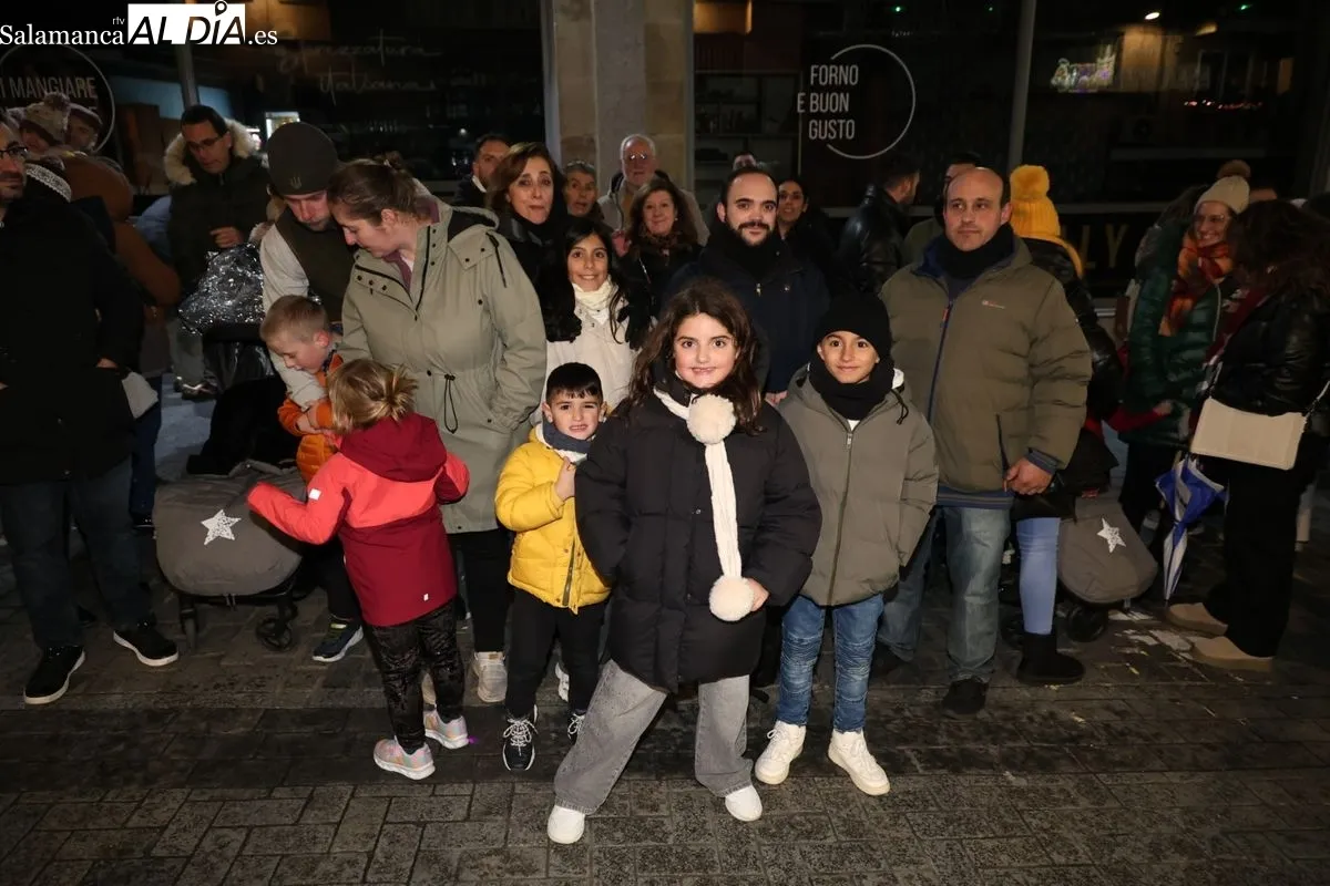La ilusión de la Cabalgaza de Papá Noel vence al frío en las calles de Salamanca | FOTOS: David Sañudo 