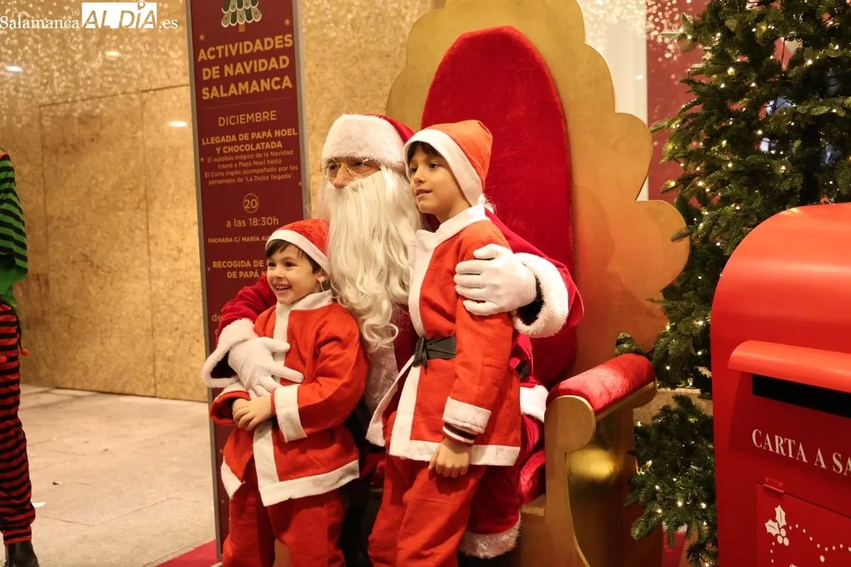 Papá Noel llega a El Corte Inglés de Salamanca para recoger las cartas de los más pequeños | FOTOS: David Sañudo 