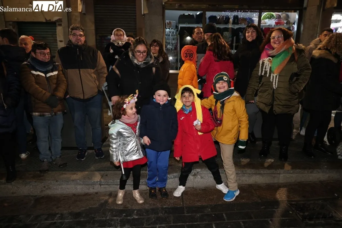La ilusión de la Cabalgaza de Papá Noel vence al frío en las calles de Salamanca | FOTOS: David Sañudo 