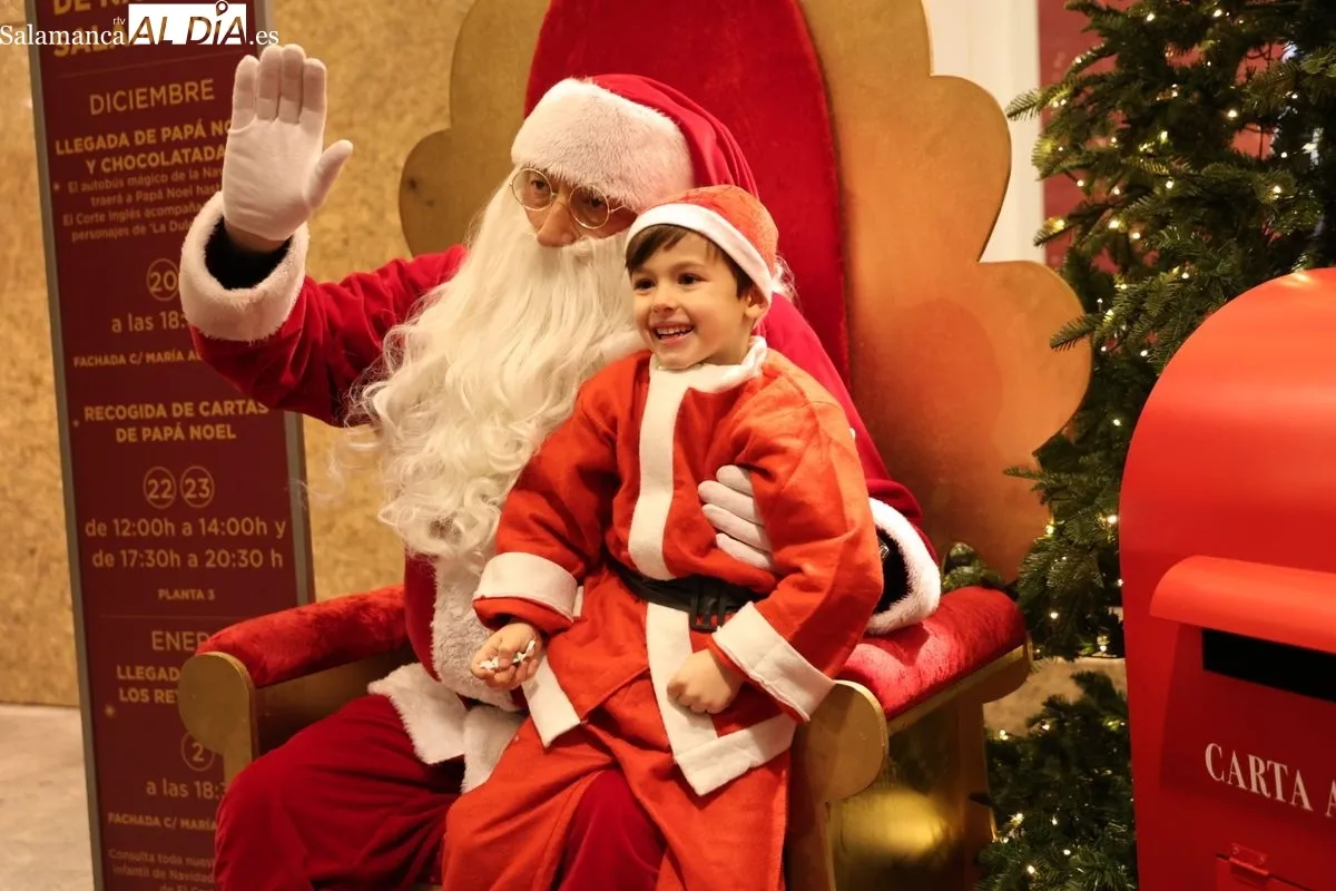 Papá Noel llega a El Corte Inglés de Salamanca para recoger las cartas de los más pequeños | FOTOS: David Sañudo 