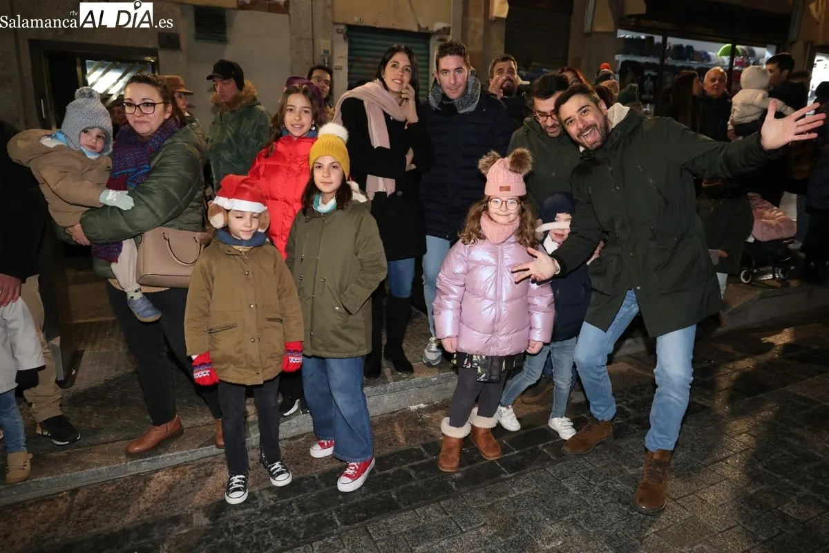 La ilusión de la Cabalgaza de Papá Noel vence al frío en las calles de Salamanca | FOTOS: David Sañudo 