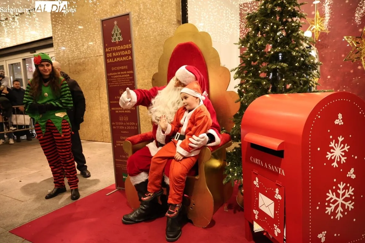 Papá Noel llega a El Corte Inglés de Salamanca para recoger las cartas de los más pequeños | FOTOS: David Sañudo 
