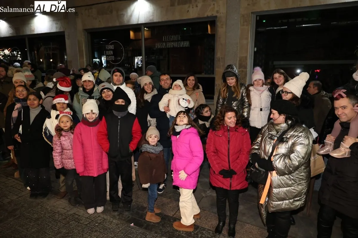 La ilusión de la Cabalgaza de Papá Noel vence al frío en las calles de Salamanca | FOTOS: David Sañudo 