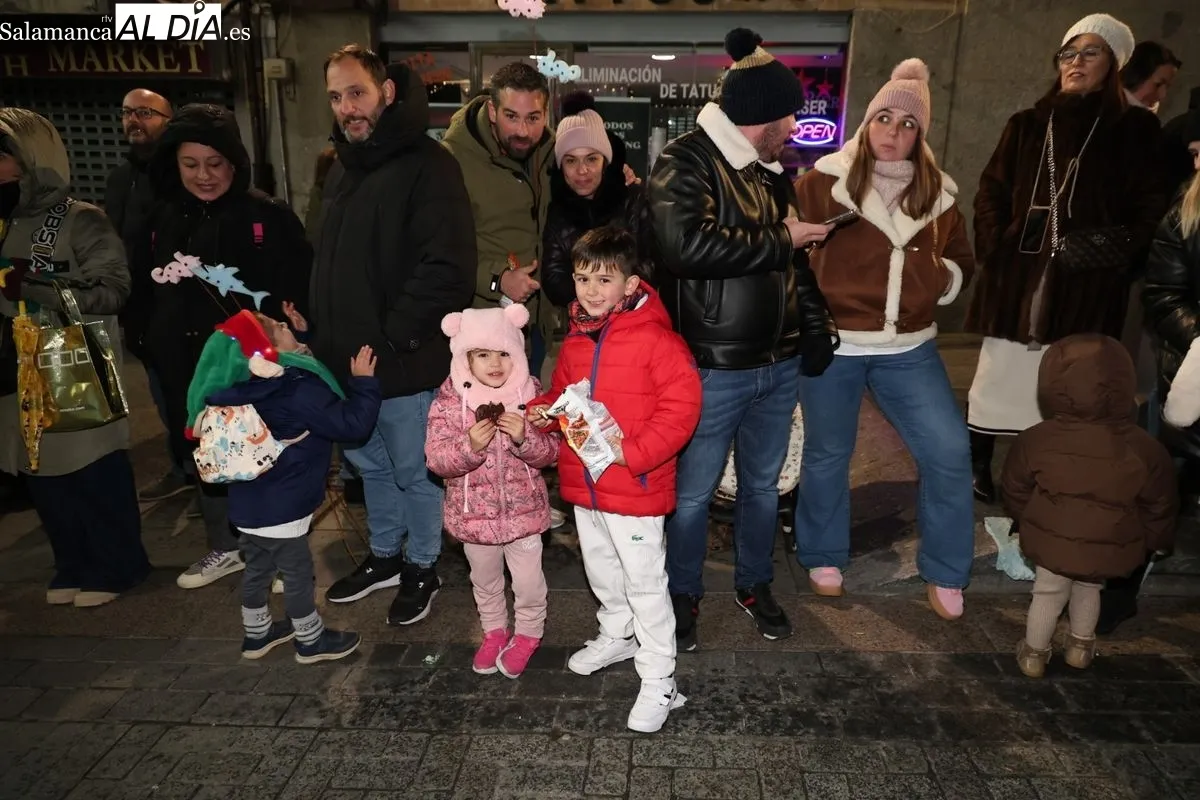 La ilusión de la Cabalgaza de Papá Noel vence al frío en las calles de Salamanca | FOTOS: David Sañudo 