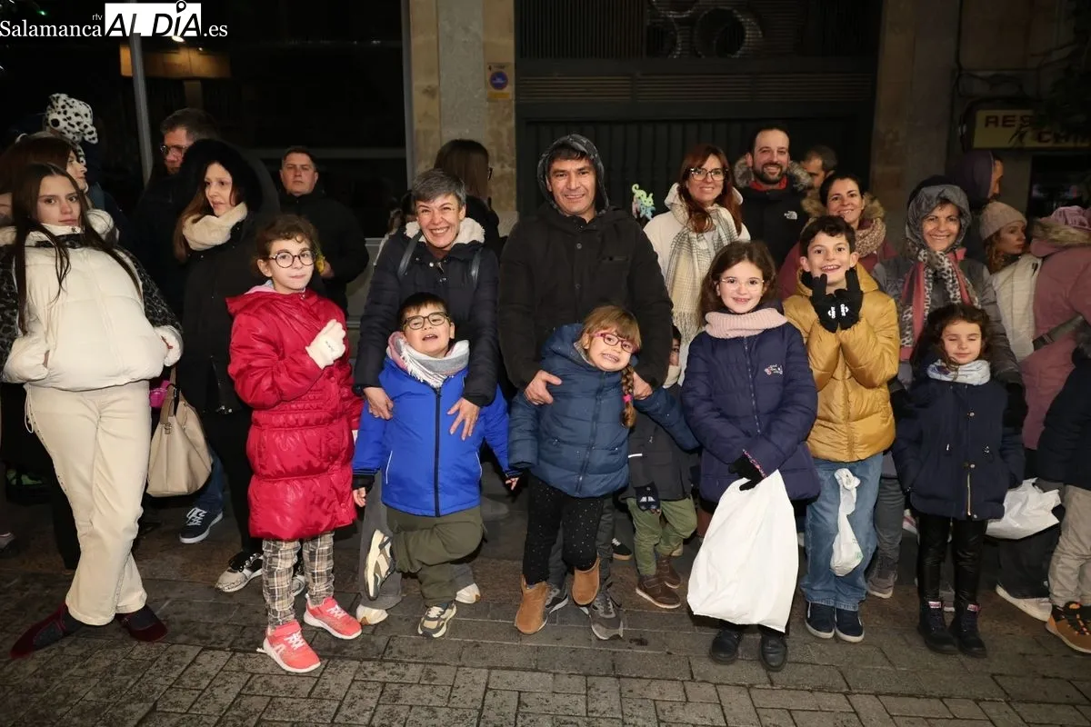 La ilusión de la Cabalgaza de Papá Noel vence al frío en las calles de Salamanca | FOTOS: David Sañudo 