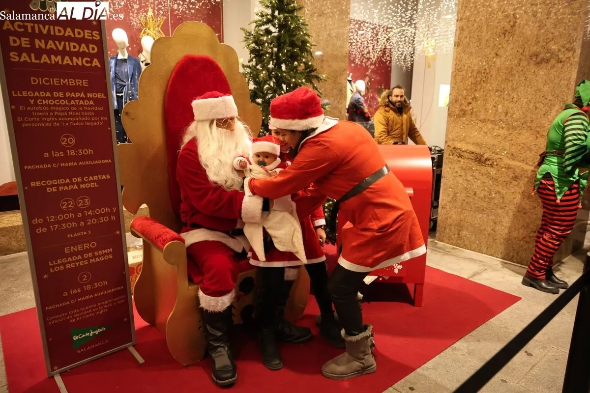 Papá Noel llega a El Corte Inglés de Salamanca para recoger las cartas de los más pequeños | FOTOS: David Sañudo 