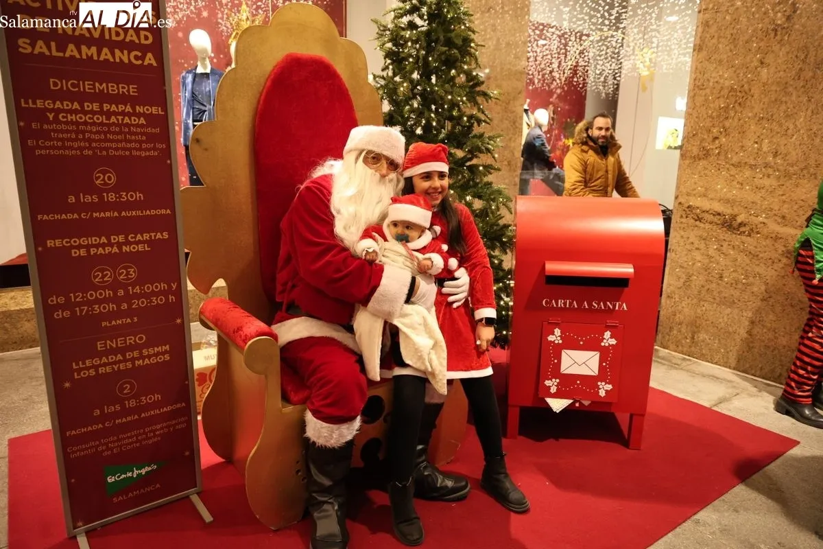 Papá Noel llega a El Corte Inglés de Salamanca para recoger las cartas de los más pequeños | FOTOS: David Sañudo 