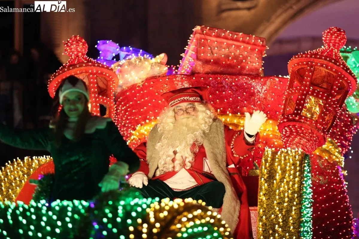 Foto 2 - V&Iacute;DEO Y FOTOS | Magia y sonrisas en la Cabalgaza de Pap&aacute; Noel en el centro de Salamanca  