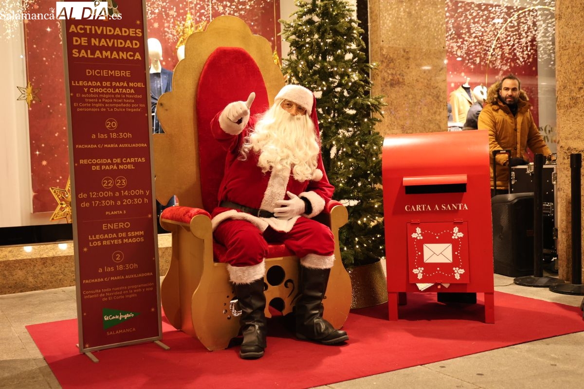 VÍDEO Y FOTOS | Papá Noel llega a El Corte Inglés de Salamanca para recoger las cartas de los más pequeños 