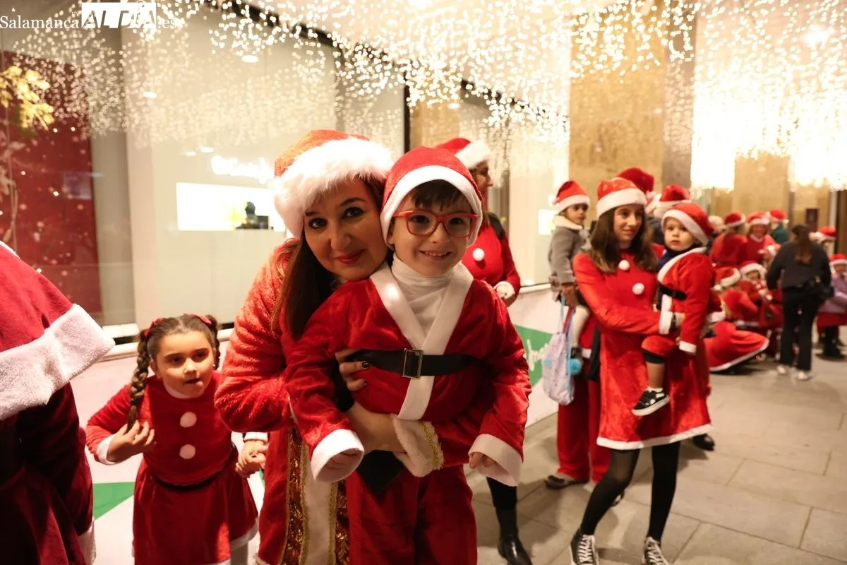 Papá Noel llega a El Corte Inglés de Salamanca para recoger las cartas de los más pequeños | FOTOS: David Sañudo 