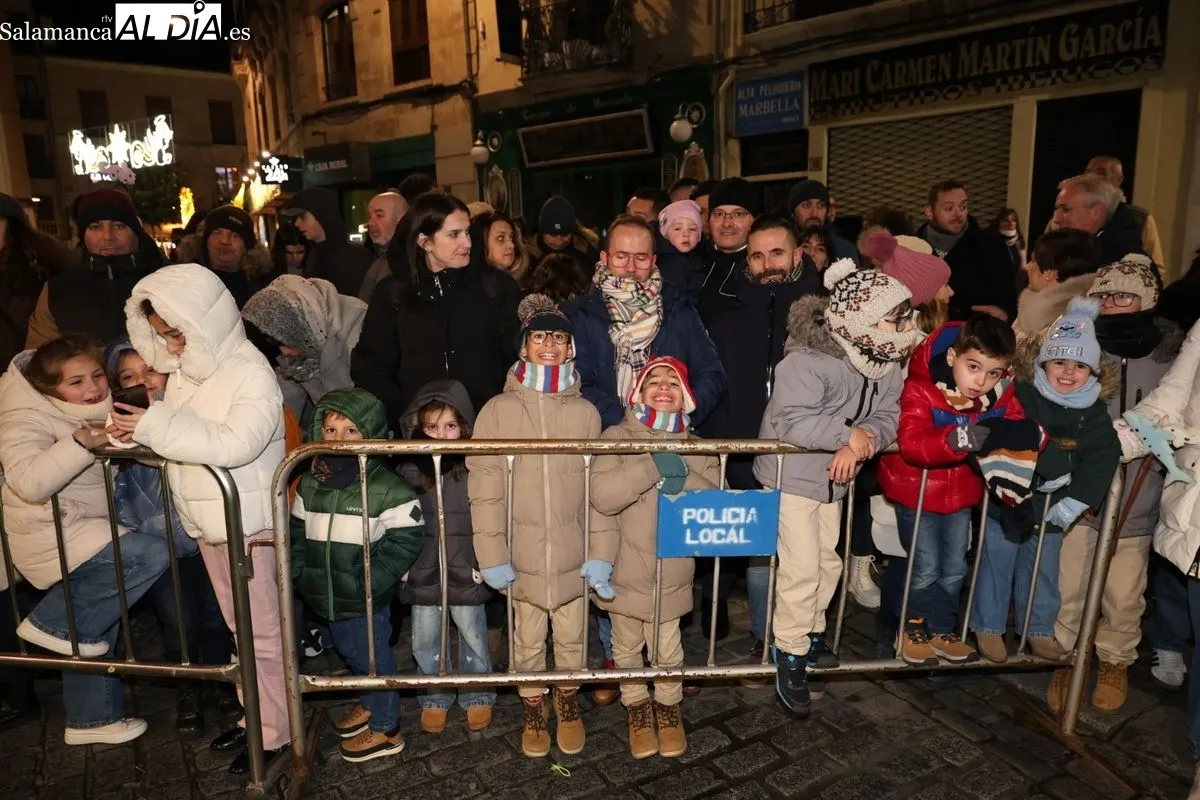 La ilusión de la Cabalgaza de Papá Noel vence al frío en las calles de Salamanca | FOTOS: David Sañudo 