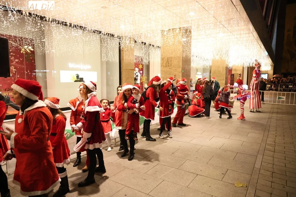 Papá Noel llega a El Corte Inglés de Salamanca para recoger las cartas de los más pequeños | FOTOS: David Sañudo 