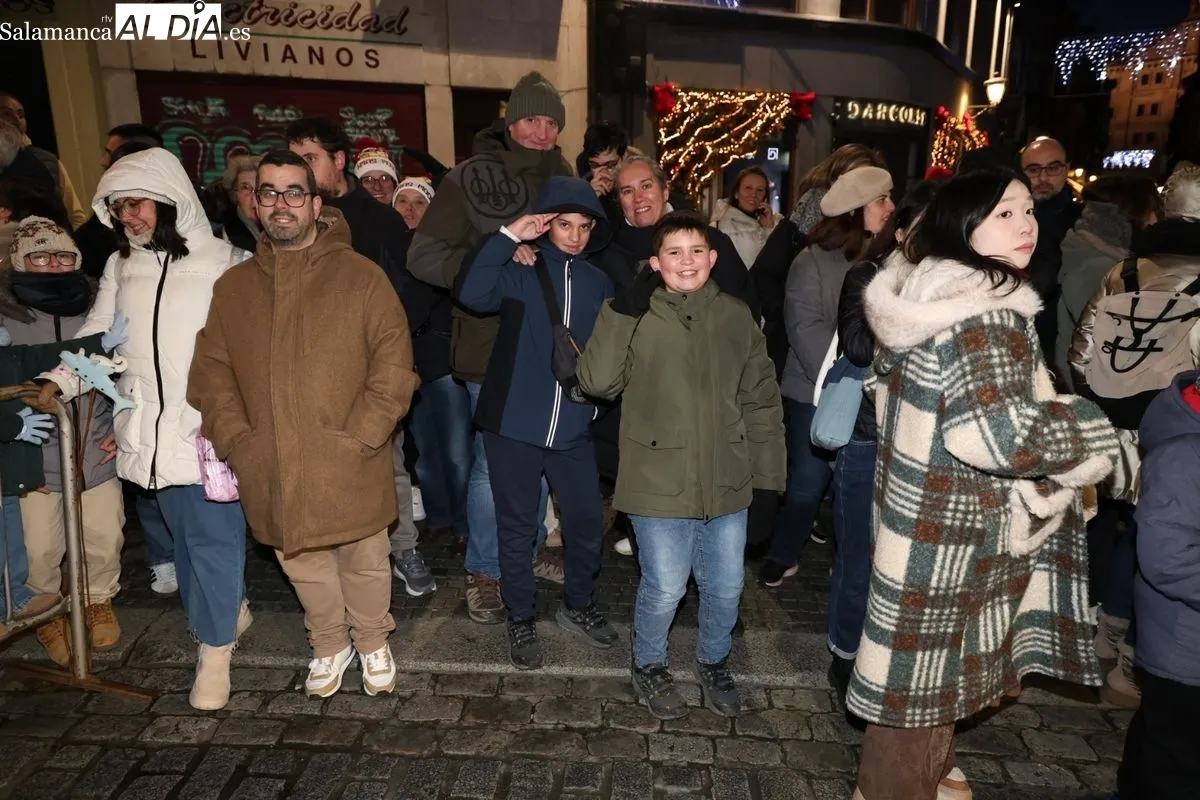 La ilusión de la Cabalgaza de Papá Noel vence al frío en las calles de Salamanca | FOTOS: David Sañudo 