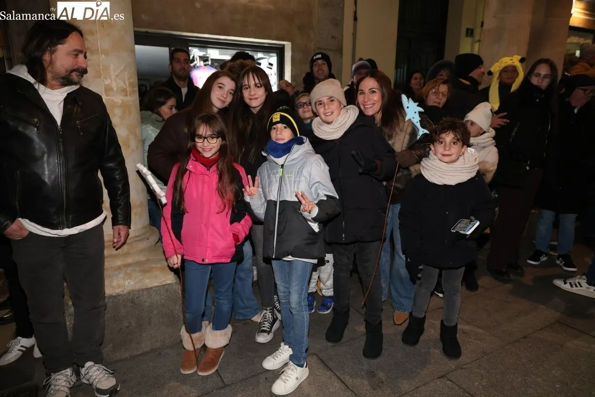 La ilusión de la Cabalgaza de Papá Noel vence al frío en las calles de Salamanca | FOTOS: David Sañudo 