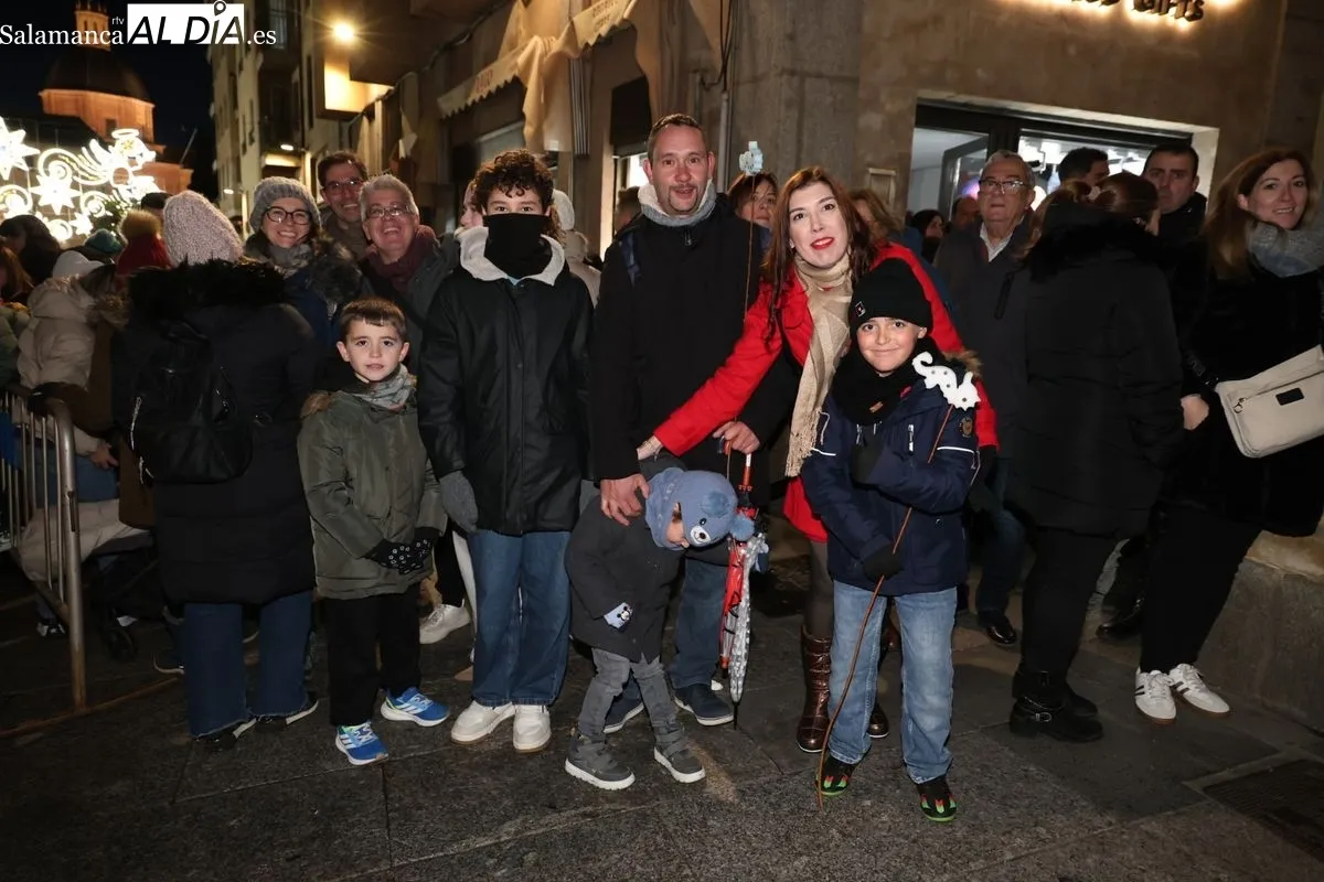 La ilusión de la Cabalgaza de Papá Noel vence al frío en las calles de Salamanca | FOTOS: David Sañudo 