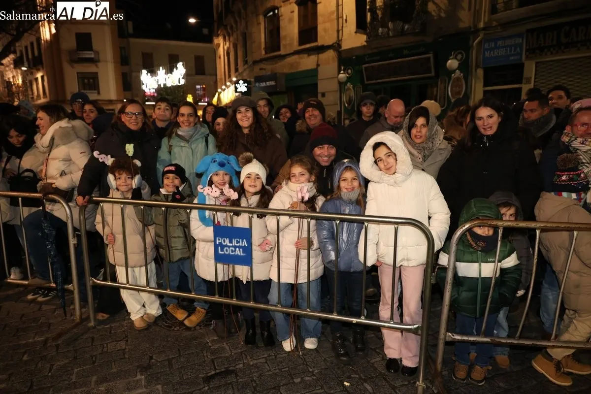 La ilusión de la Cabalgaza de Papá Noel vence al frío en las calles de Salamanca | FOTOS: David Sañudo 