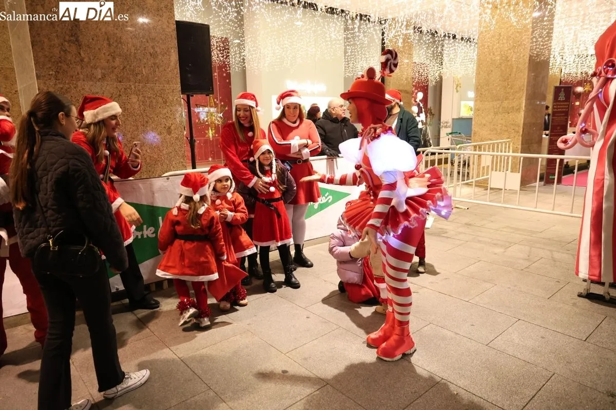 Papá Noel llega a El Corte Inglés de Salamanca para recoger las cartas de los más pequeños | FOTOS: David Sañudo 