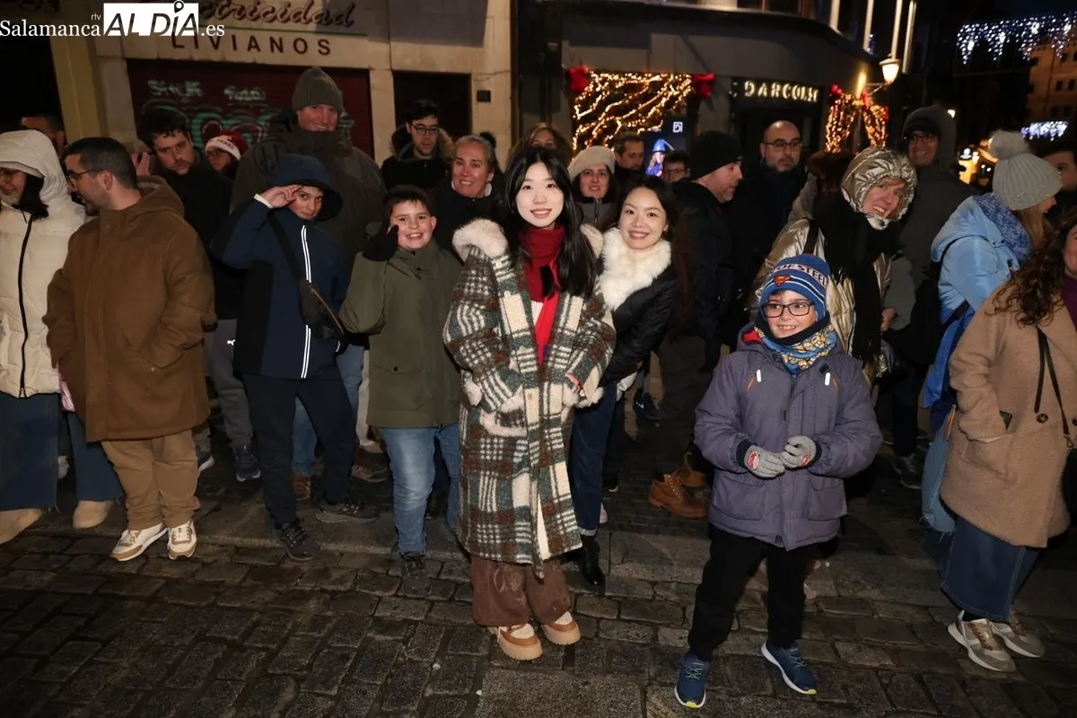 La ilusión de la Cabalgaza de Papá Noel vence al frío en las calles de Salamanca | FOTOS: David Sañudo 