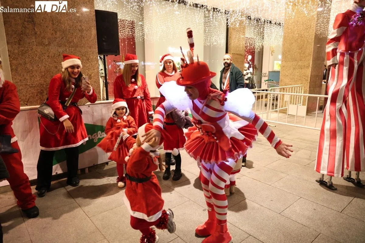 Papá Noel llega a El Corte Inglés de Salamanca para recoger las cartas de los más pequeños | FOTOS: David Sañudo 