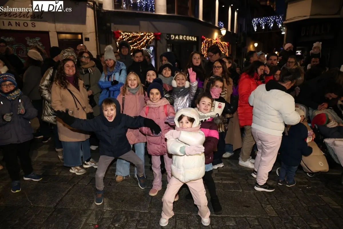 La ilusión de la Cabalgaza de Papá Noel vence al frío en las calles de Salamanca | FOTOS: David Sañudo 