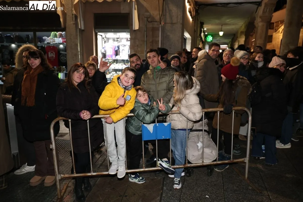 La ilusión de la Cabalgaza de Papá Noel vence al frío en las calles de Salamanca | FOTOS: David Sañudo 