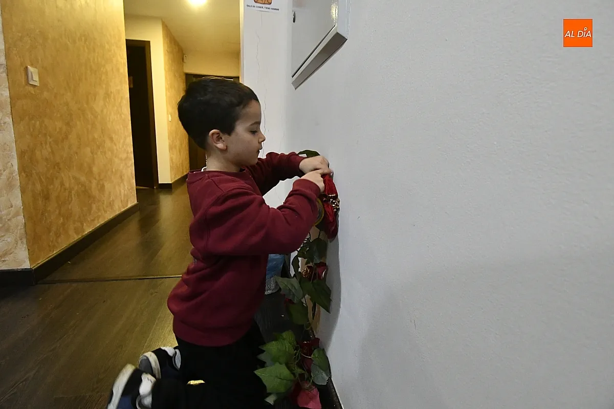 Participantes en el taller de decoración navideña