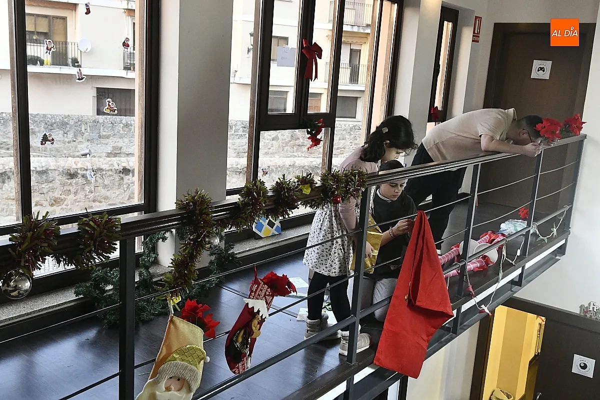 Participantes en el taller de decoración navideña