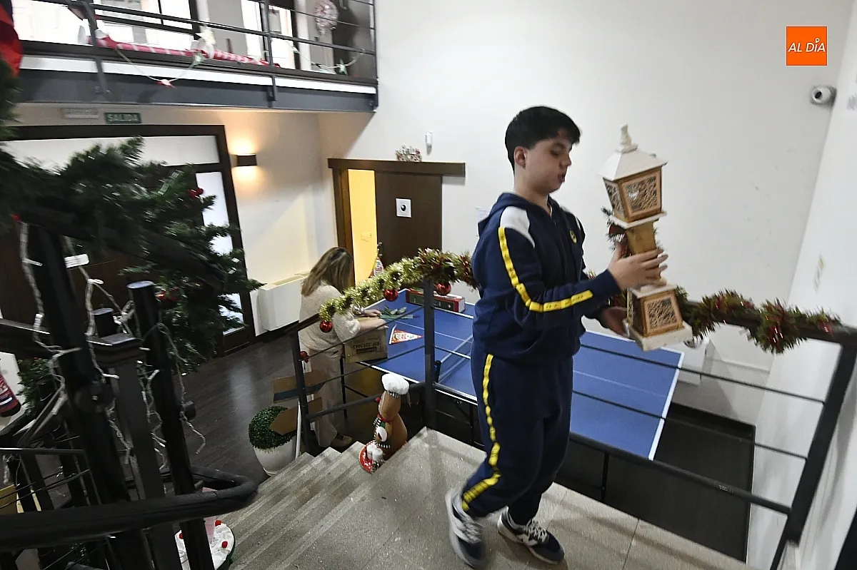 Participantes en el taller de decoración navideña