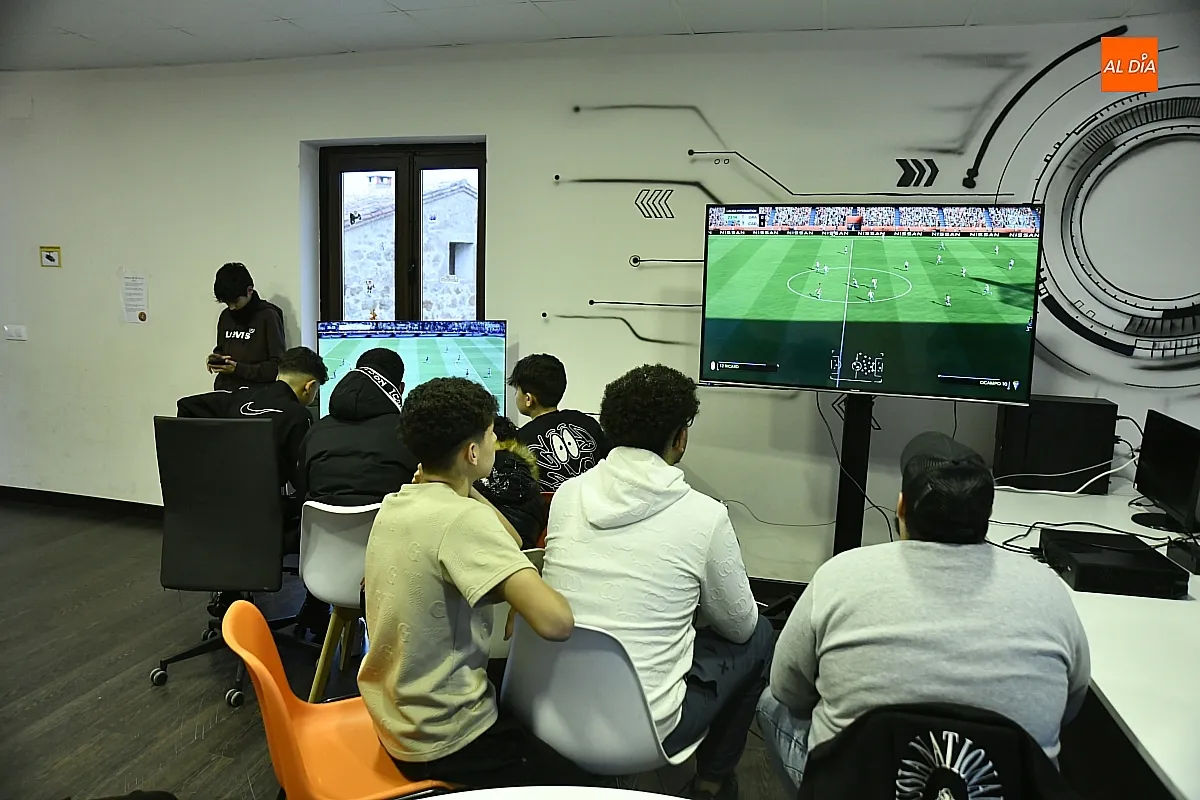 Foto 4 - Varios J&oacute;venes participan en el Torneo FIFA 26 en el Centro Joven