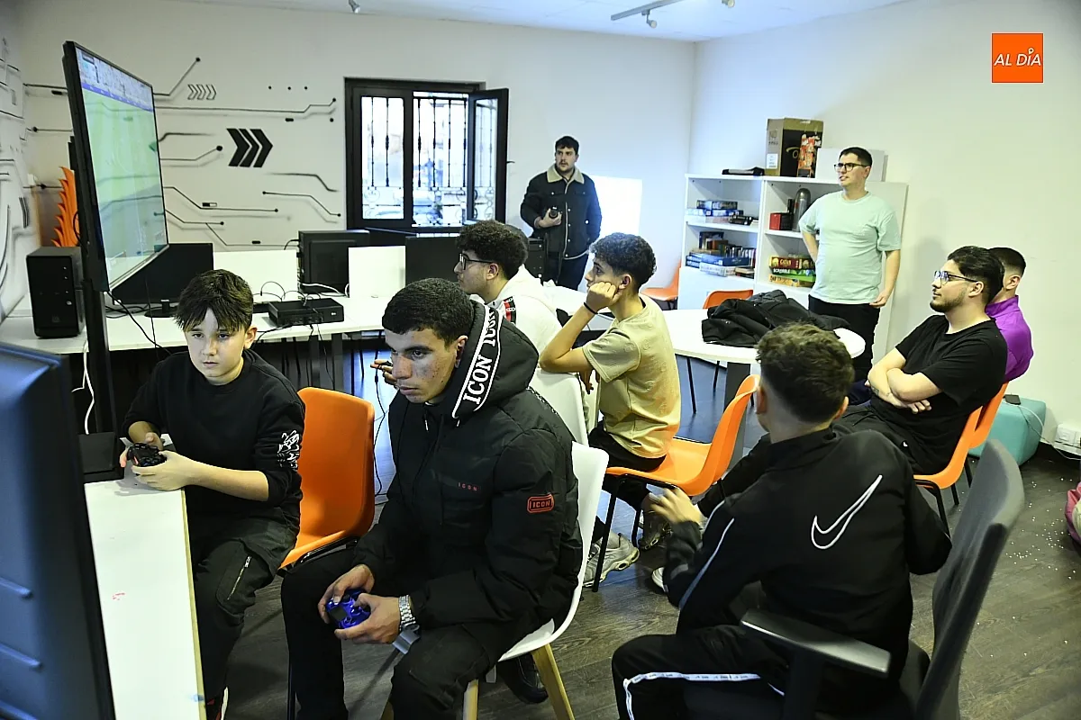 Foto 3 - Varios J&oacute;venes participan en el Torneo FIFA 26 en el Centro Joven