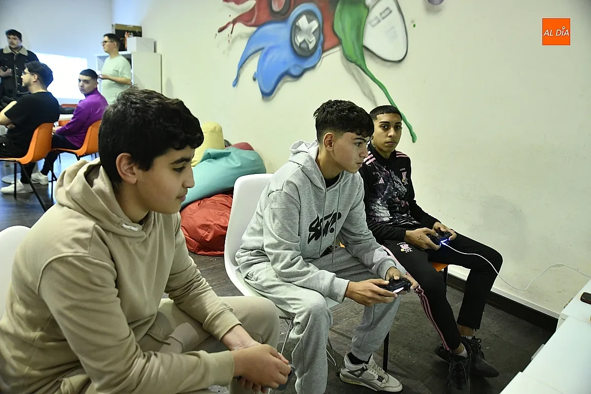 Foto 2 - Varios J&oacute;venes participan en el Torneo FIFA 26 en el Centro Joven